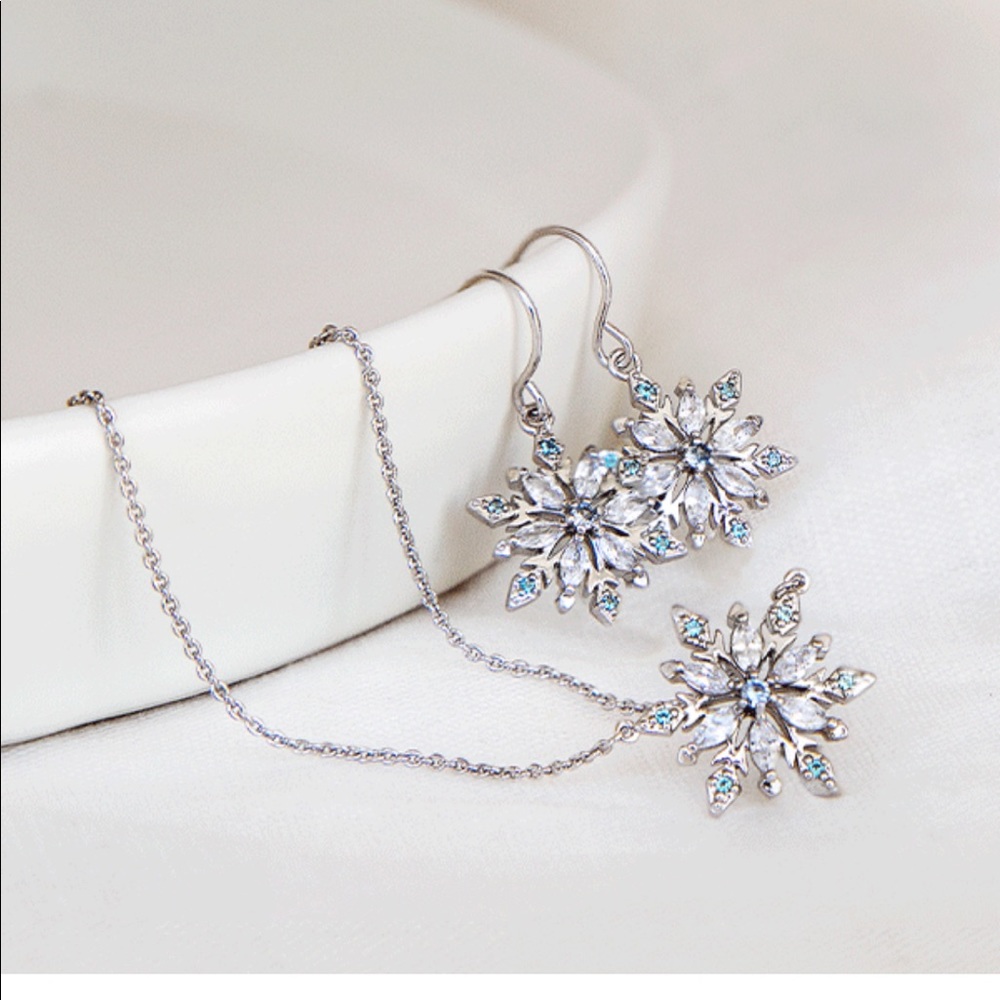 Snow flakes necklace and earrings